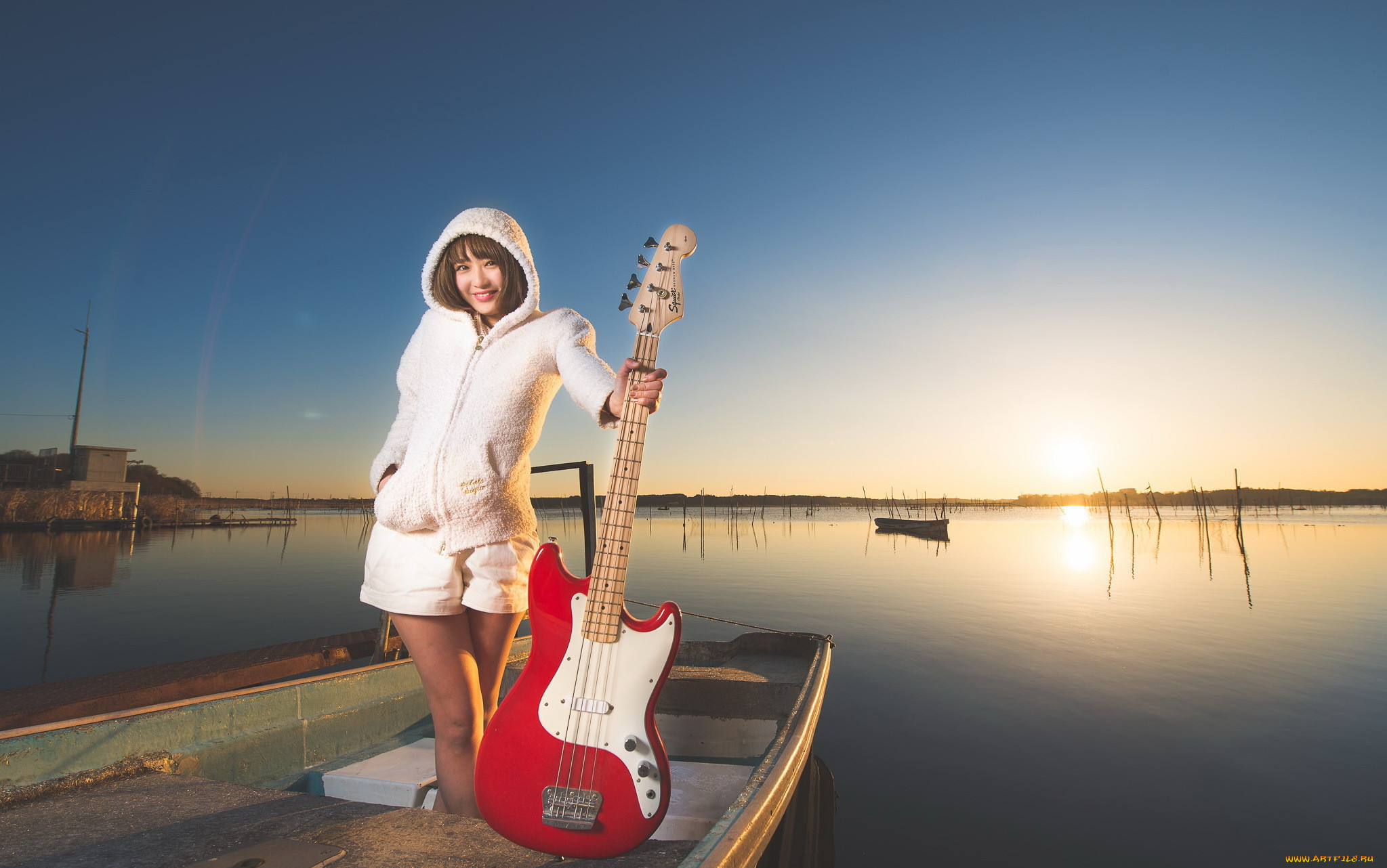 Музыка гитару mp3. Девушка с электрогитарой. Девушка с гитарой у моря. Фотосессия с гитарой в студии. Море девица с гитарой.